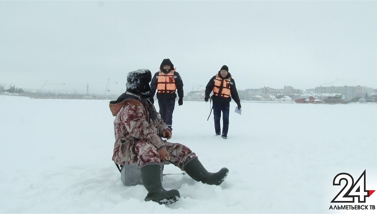 Спасатели достали из Казанки провалившегося под лед рыбака