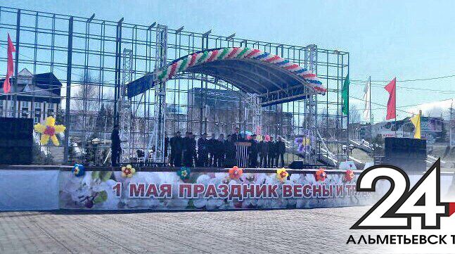 Альметьевск – здесь и сейчас: на площади нефтяников идет праздничный митинг