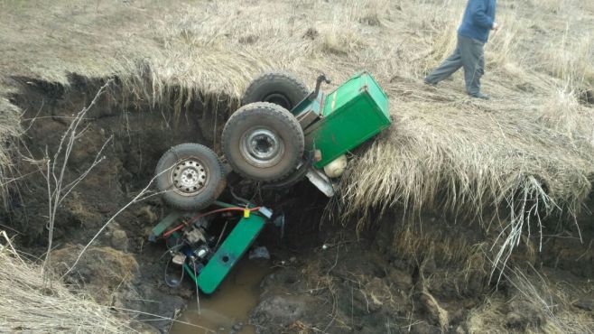 Пьяный водитель самодельного трактора опрокинулся в кювет в Татарстане