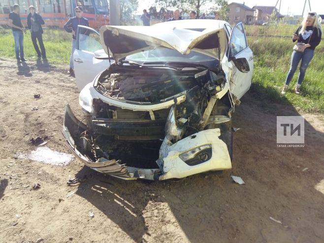 28-летняя девушка пострадала в столкновении легковушки с трактором в Татарстане