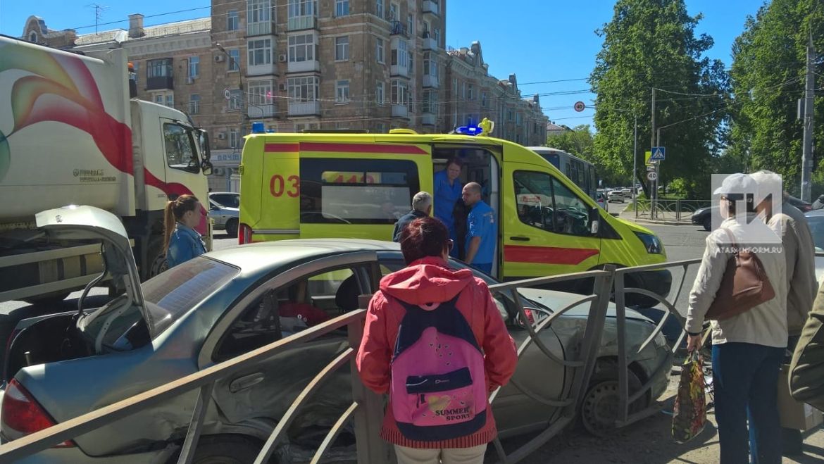 Появились фотографии с места серьезной аварии в Казани