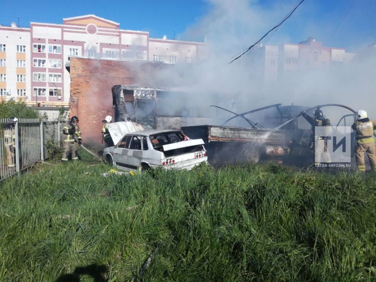 Появились подробности пожара в Зеленодольске, в котором сгорели несколько авто