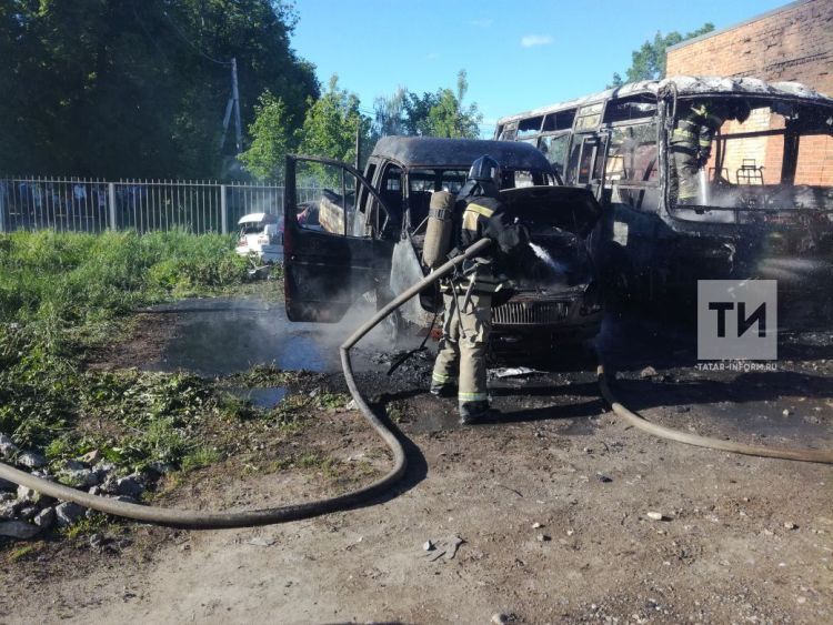 В Зеленодольске загорелись легковушка, «ГАЗель» и автобус