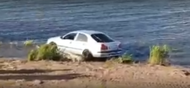 В Набережных Челнах спасатели вытащили из реки утопленный автомобиль