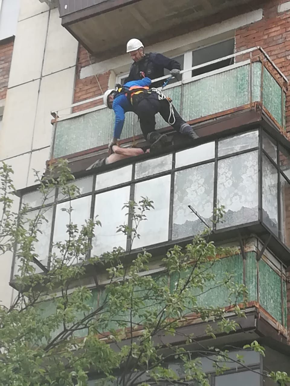 Альметьевские спасатели сняли мужчину с балкона третьего этажа [ФОТО]