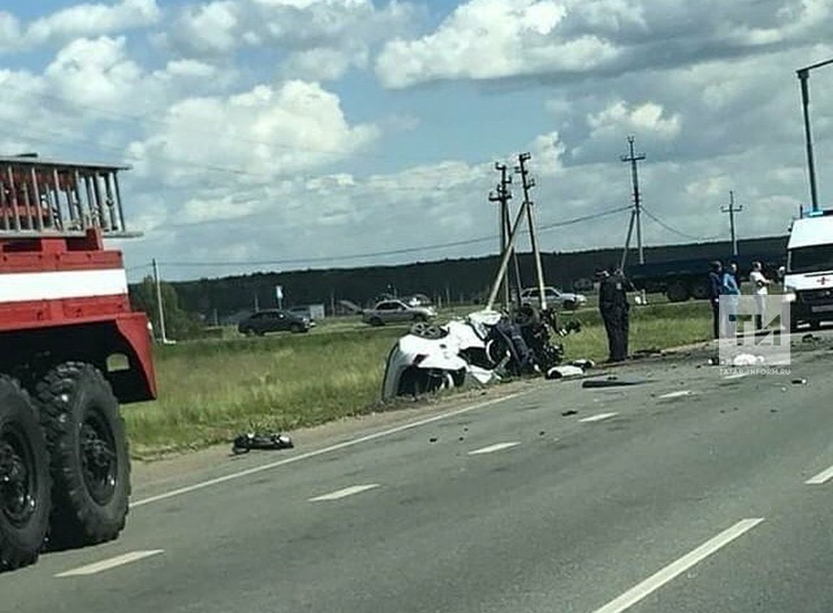 В Татарстане погиб водитель легковушки, залетевшей под «КАМАЗ»