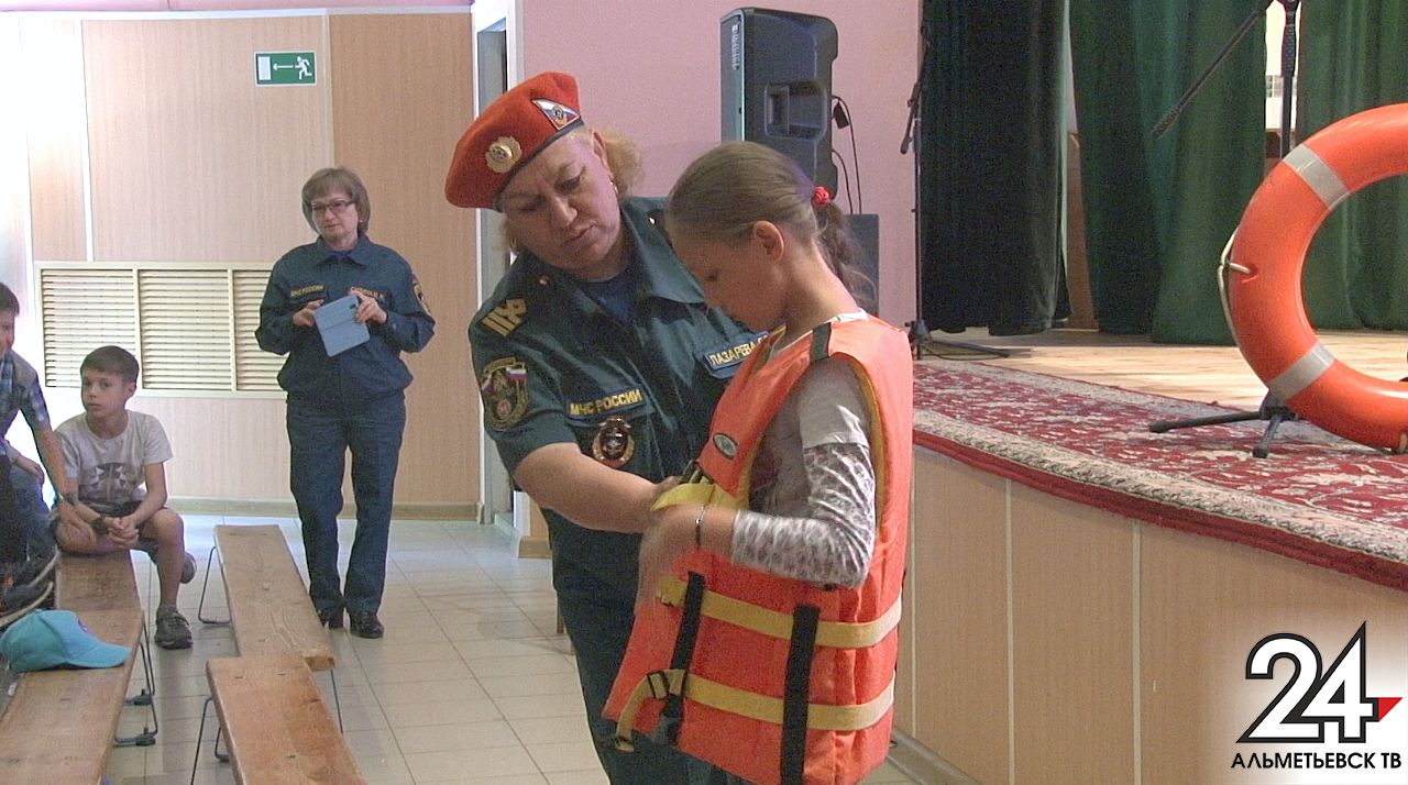 Альметьевские спасатели провели с детьми беседу о правилах поведения на воде