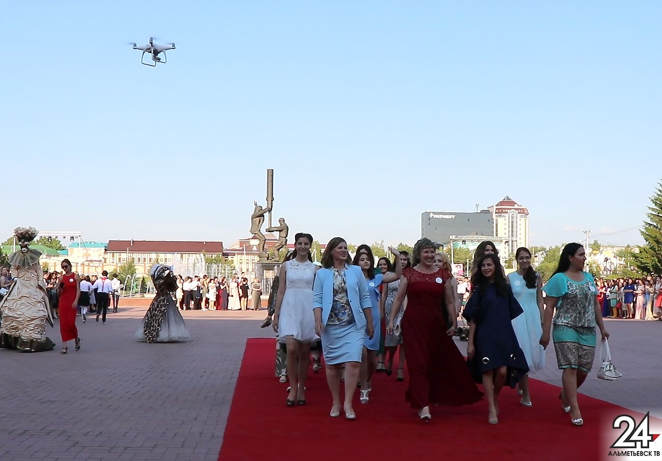 Красная ковровая дорожка, чествование медалистов, концерт «Пиццы»: в Альметьевске прошел бал выпускников