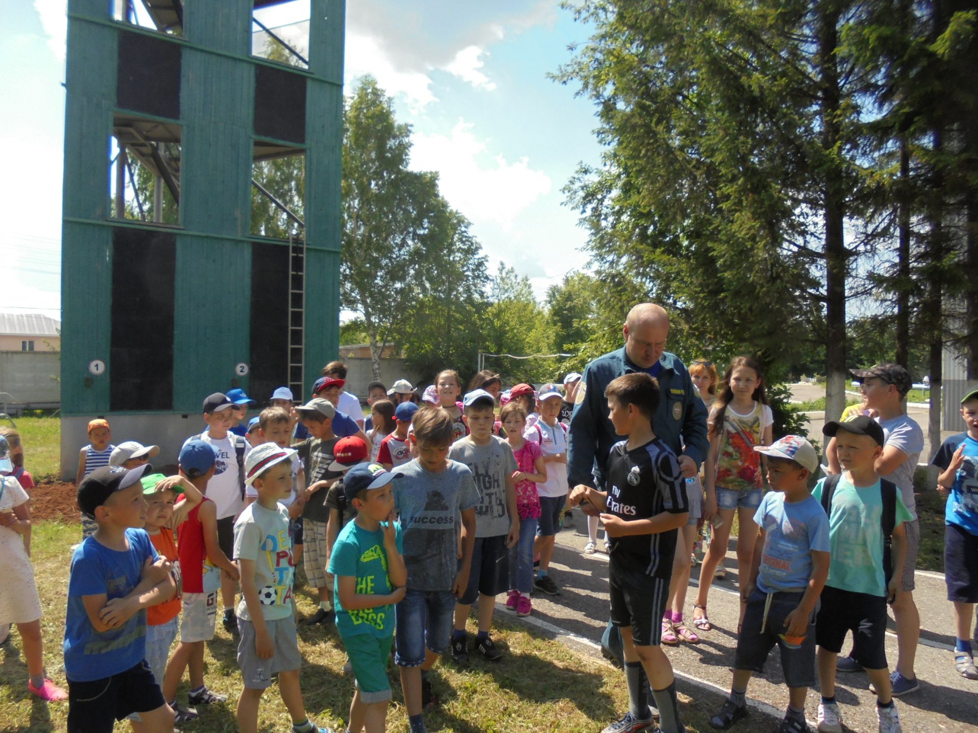 Школьники Альметьевского района побывали на экскурсии в пожарной части
