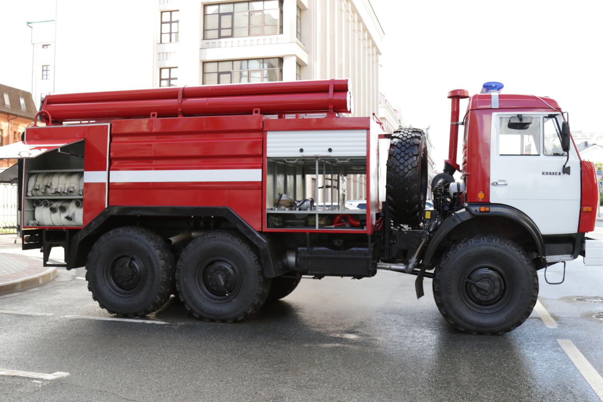 Минниханову презентовали обновленную по программе капремонта пожарную машину