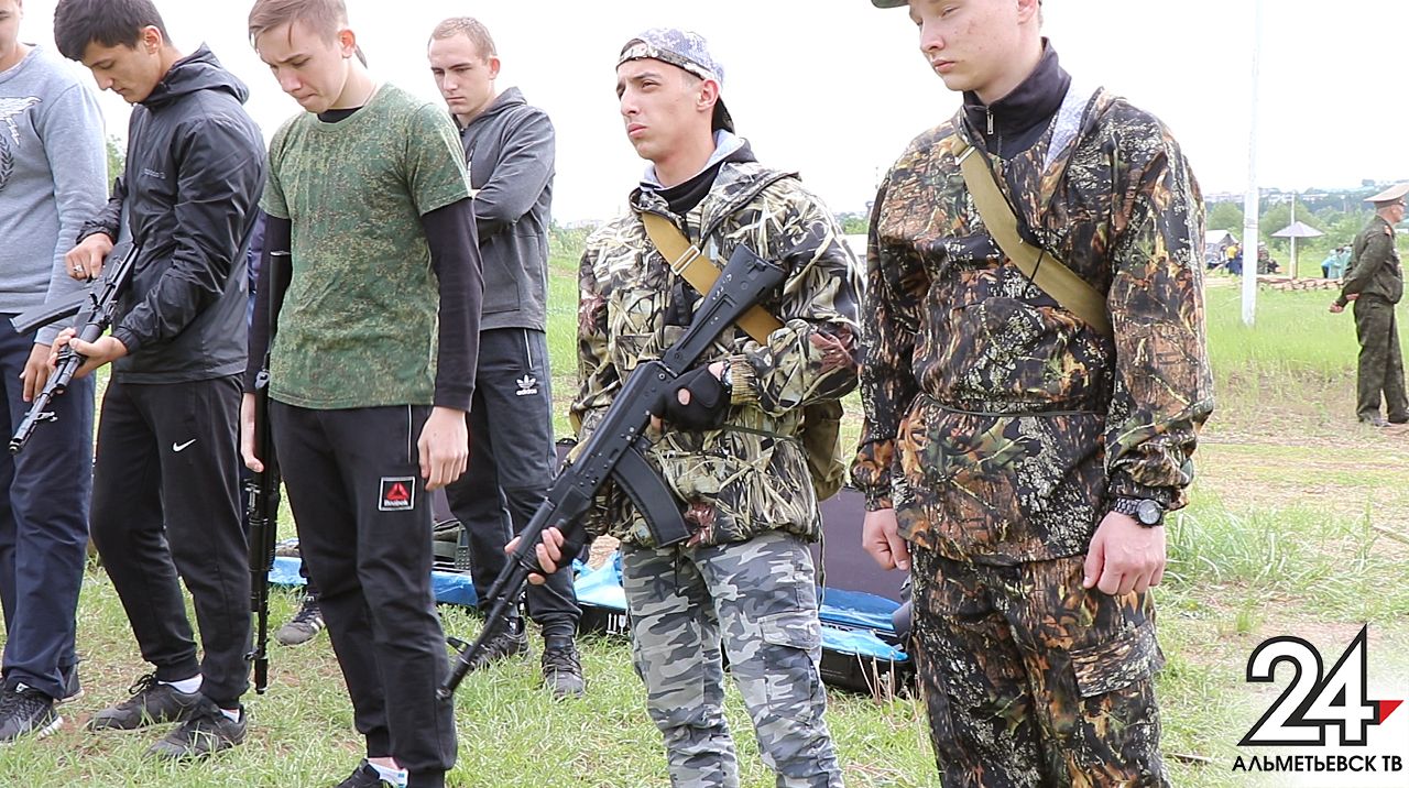 Курс молодого бойца: будущие призывники в Альметьевске постигают азы военной службы