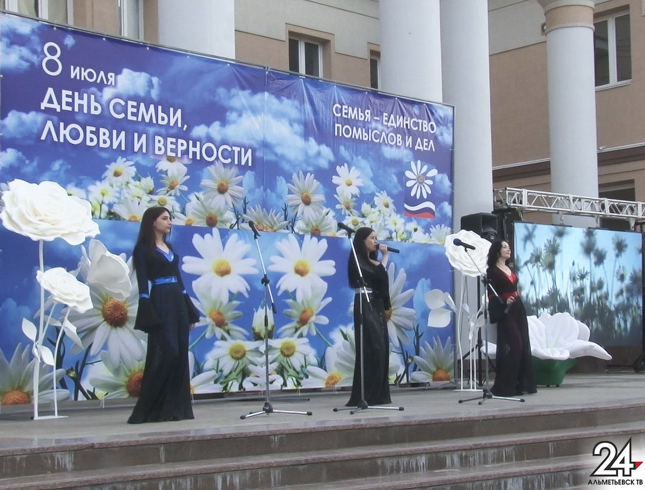 Истории крепкой любви звучали в День семьи, любви и верности в Альметьевске