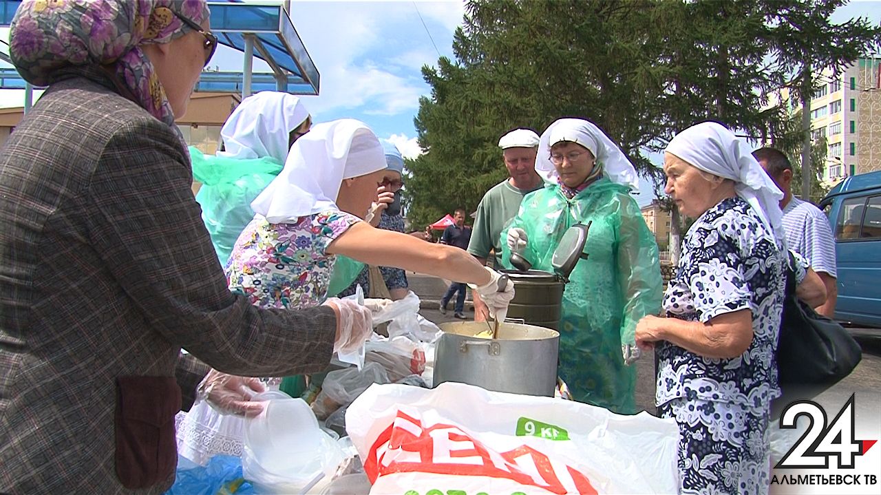 Идут за супом и добрым словом: в Альметьевске раздают бесплатные горячие обеды нуждающимся