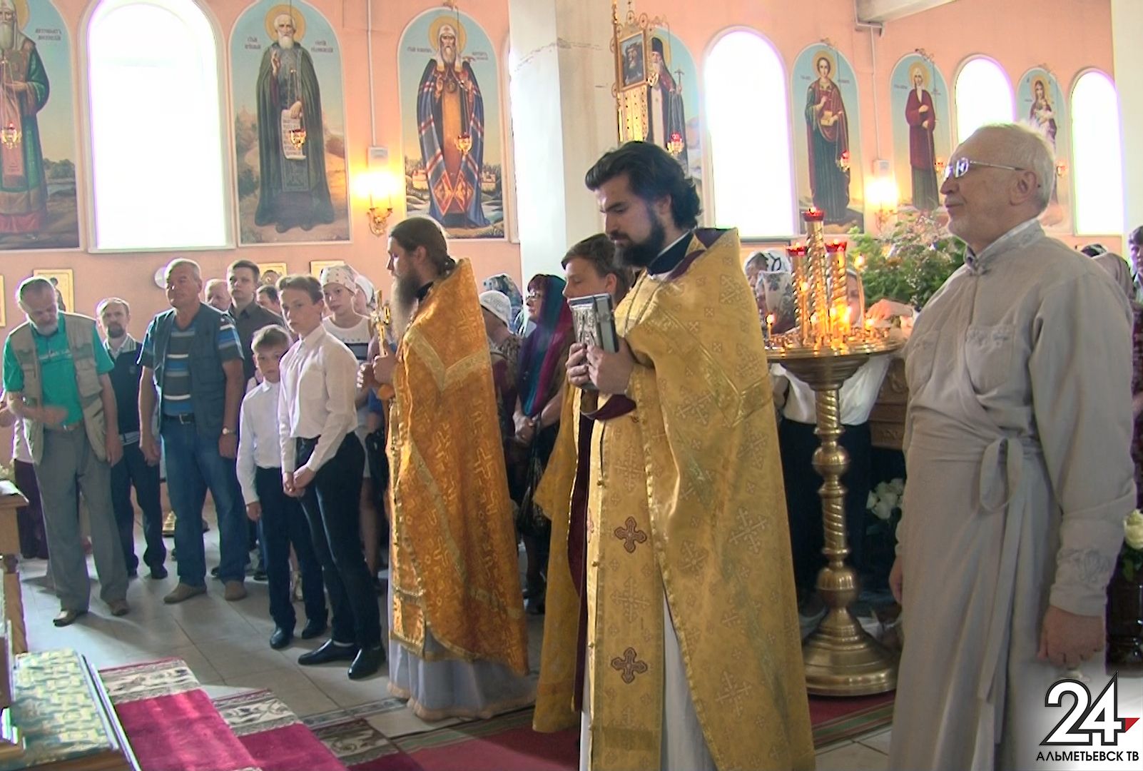Петров день: православные альметьевцы отметили праздник крестным ходом
