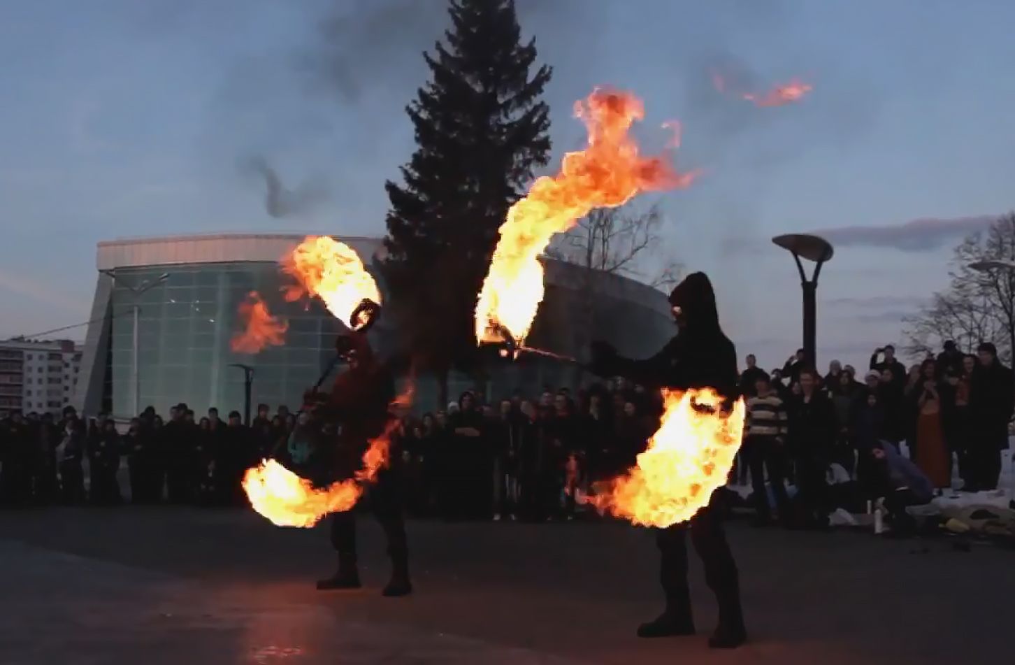 Мастер-класс по огненному шоу посетили артисты уличного театра Альметьевска