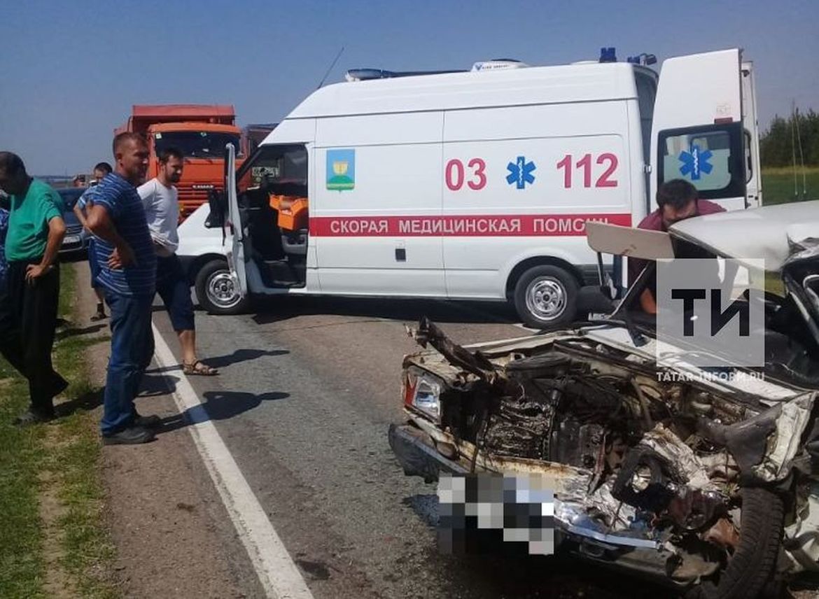 В Татарстане спасатели достали из смятой «КАМАЗом» легковушки двух человек
