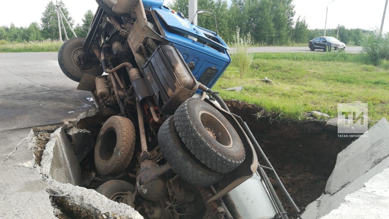 В Татарстане ассенизаторская машина провалилась под землю