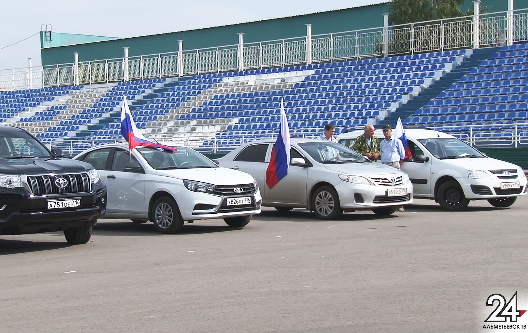 Отечественные авто, украшенные флагами, проехали по Альметьевску