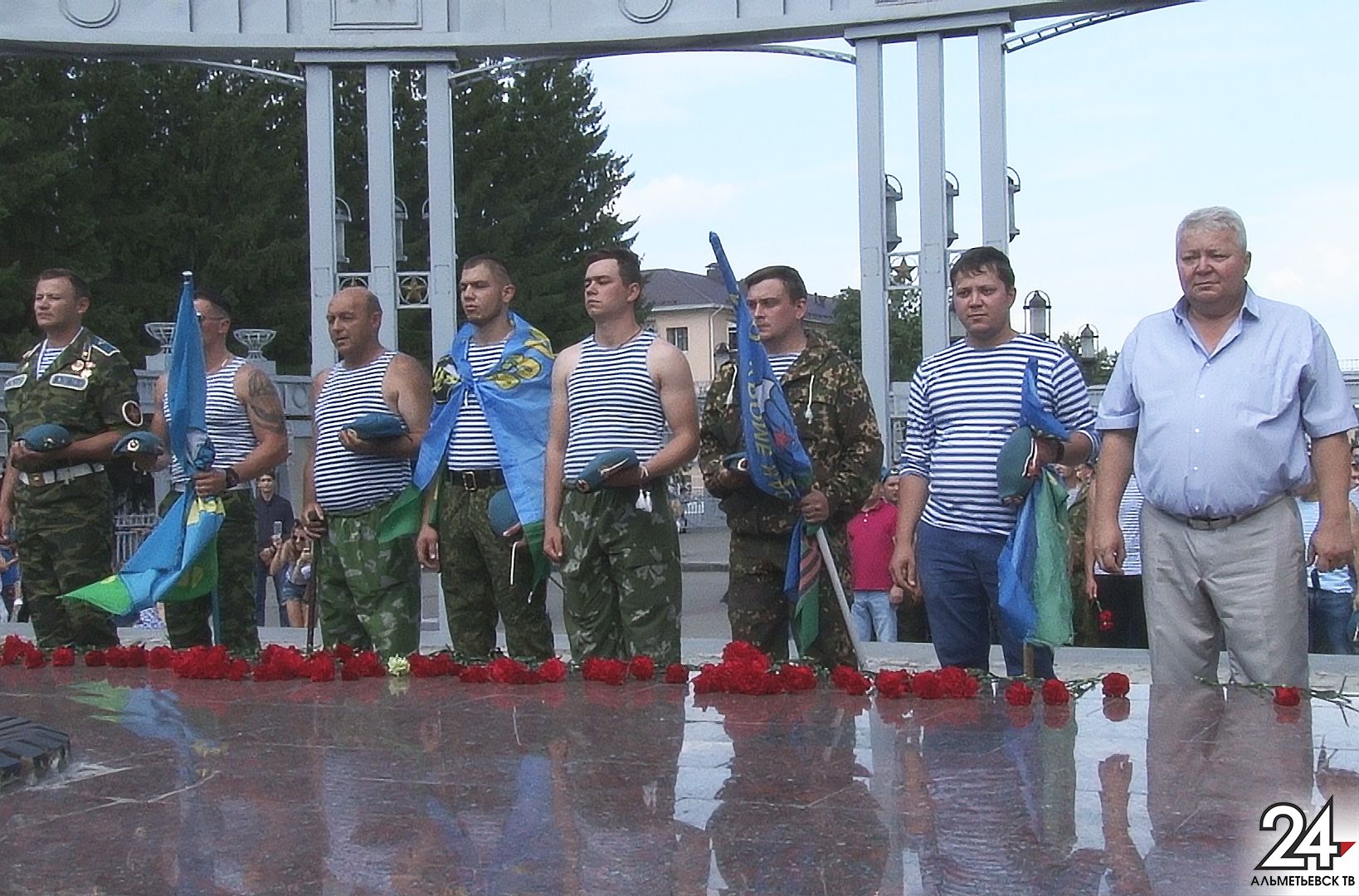 Крылатая пехота в Альметьевске отметила 87-летие ВДВ