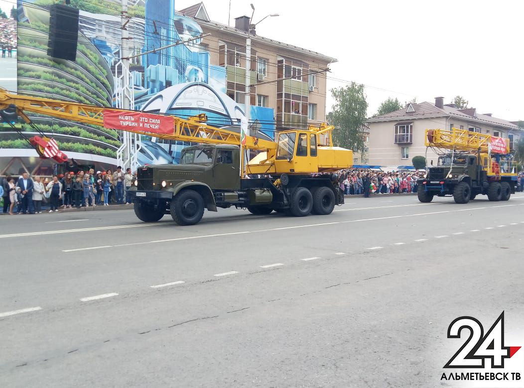 В Альметьевске начался парад, посвященный Дню работника нефтяной и газовой промышленности [ФОТО]