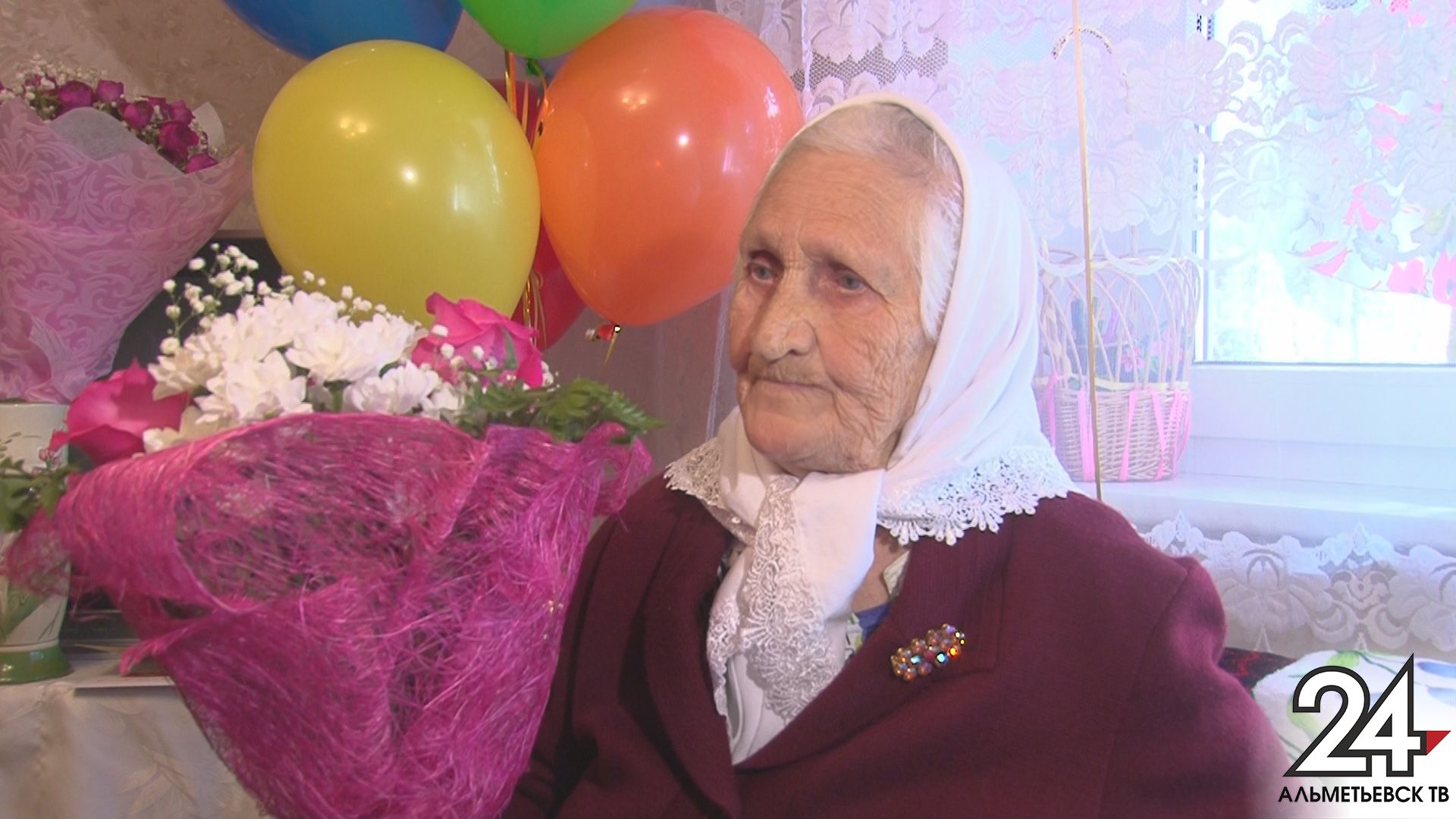 Жительница Альметьевска Гафифа Ахунзянова принимает поздравления с 90-летним юбилеем