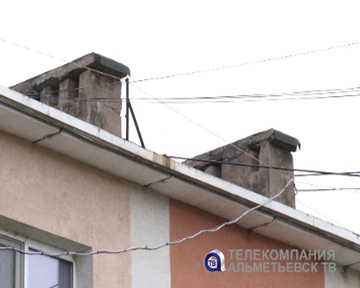 В Татарстане с крыши многоэтажного дома упал 17-летний парень