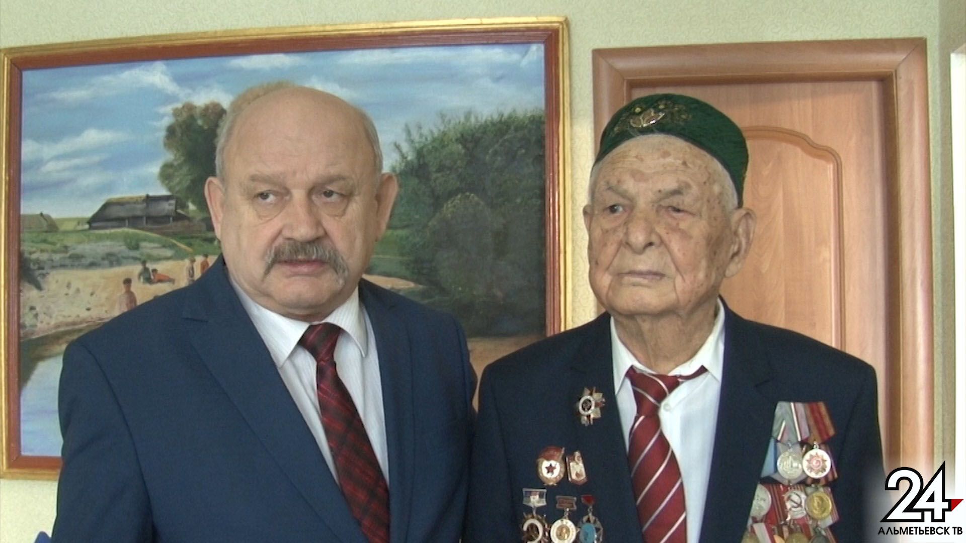 В Альметьевске 95-летний ветеран войны Нижад Шангараев каждое утро начинает с зарядки