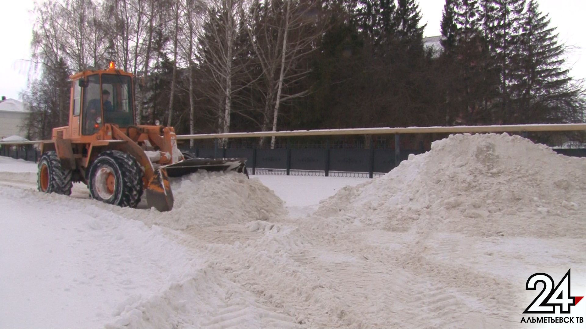 Погода диктует условия: всю неделю в Альметьевске устраняют последствия снегопадов