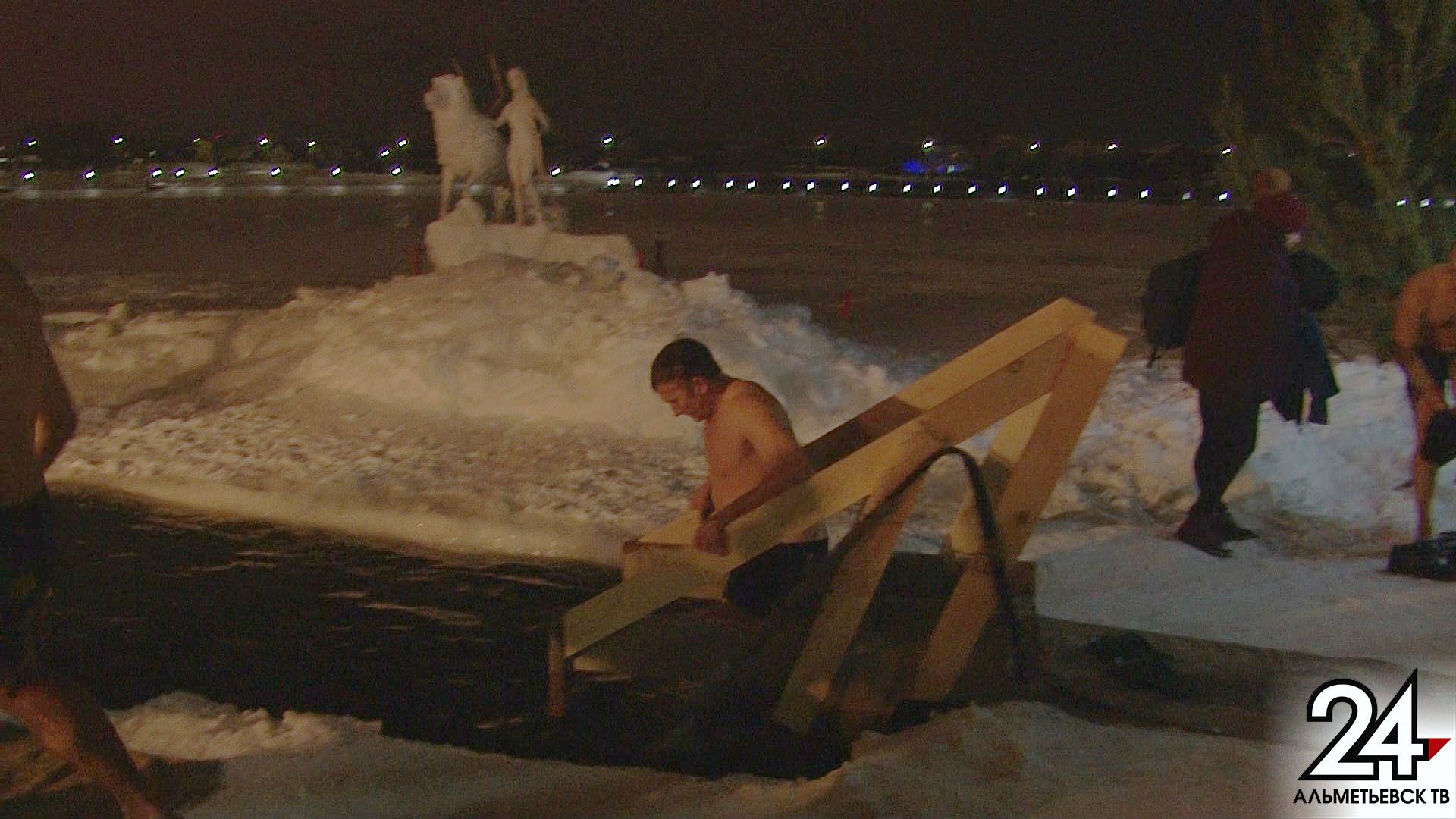 Единственная зимняя ночь, когда на озере многолюдно: альметьевцы отметили Крещение
