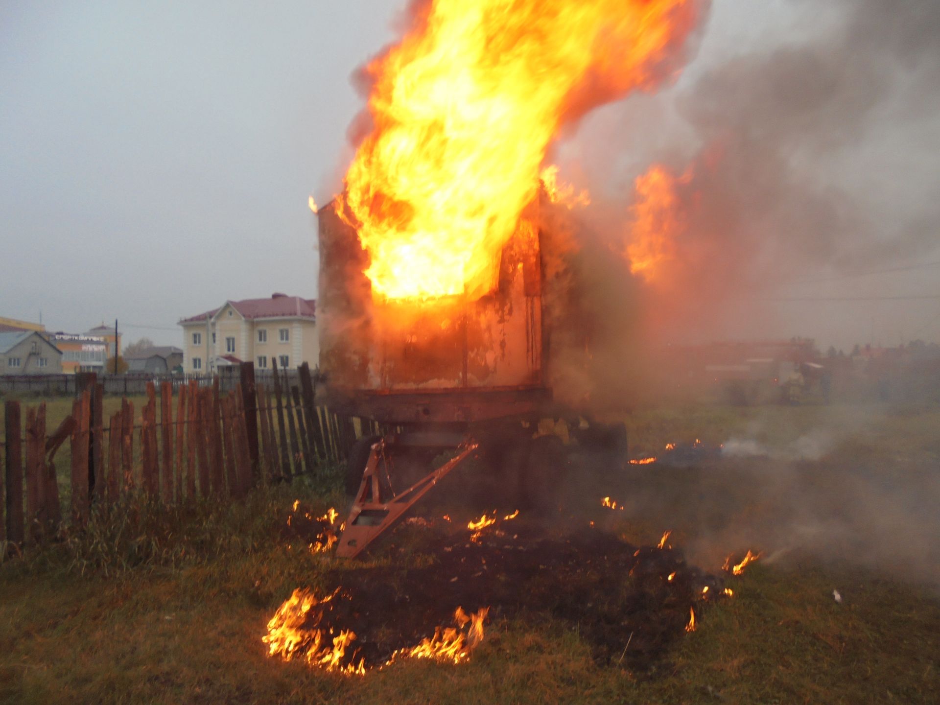 В Альметьевском районе сгорел строительный вагон