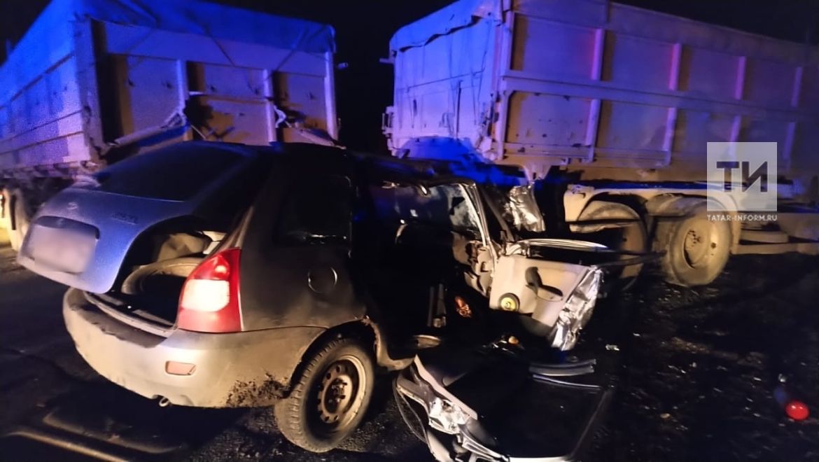 В Татарстане пострадали водитель и пассажир легковушки, влетевшей в «КАМАЗ»