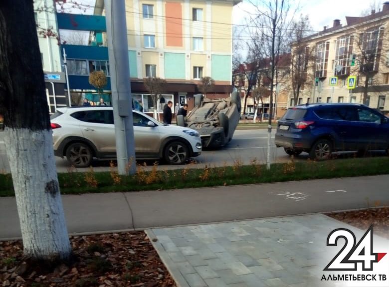 В Альметьевске на улице Ленина перевернулся автомобиль