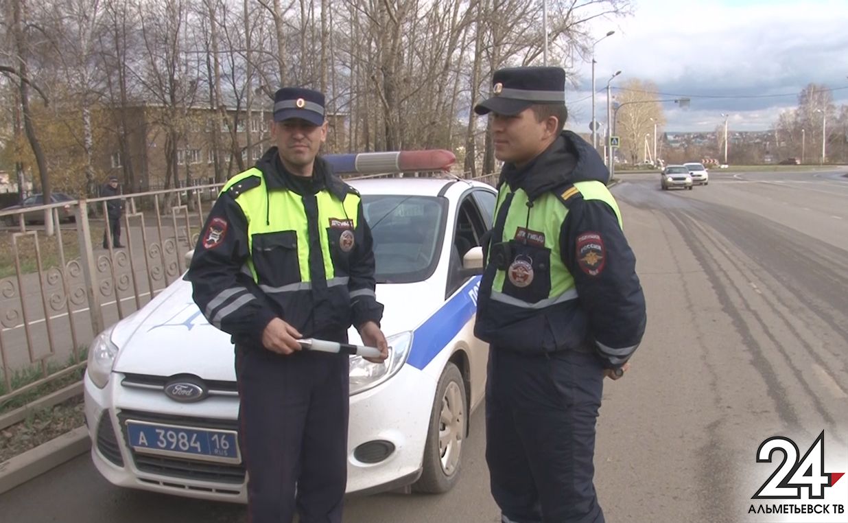 Автоинспекторы помогли мужчине, которому стало плохо за рулем в Альметьевске