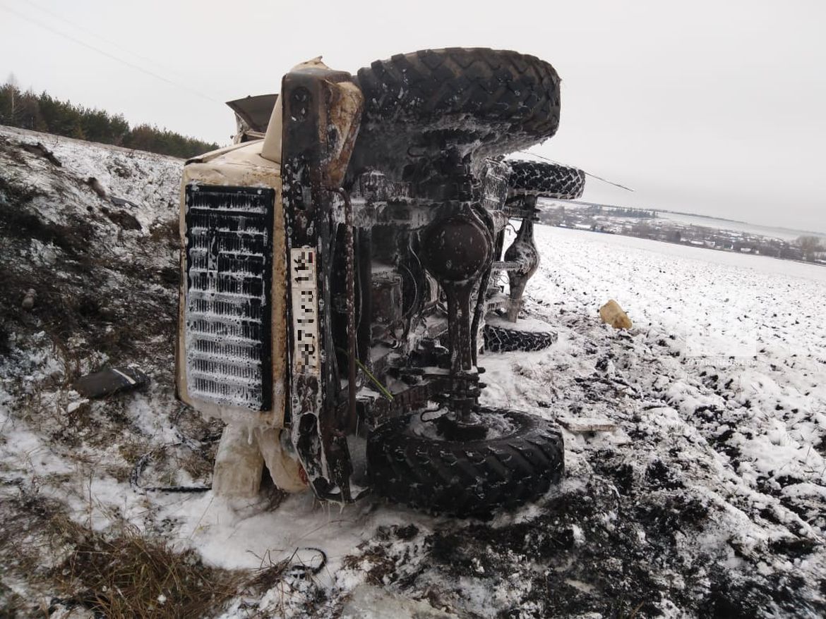 В Татарстане грузовик с газовыми баллонами вылетел в кювет и перевернулся