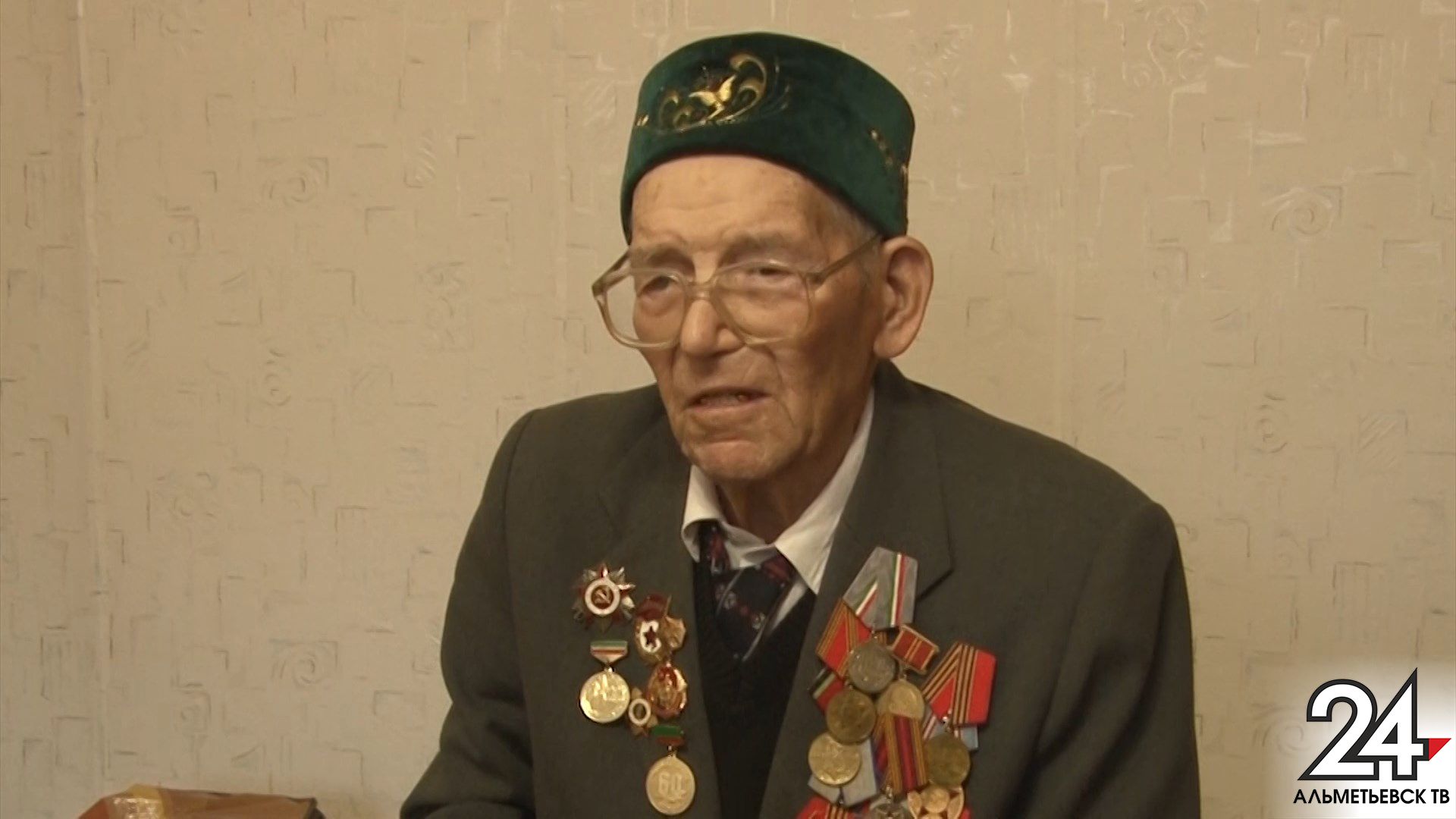 95-летний Габдулбари Габдрахимов из Альметьевска трудится на даче и читает семитомник по истории татар
