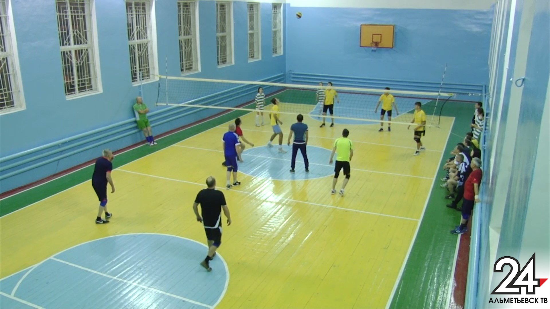 В Альметьевске подростки сыграли в волейбол с полицейскими