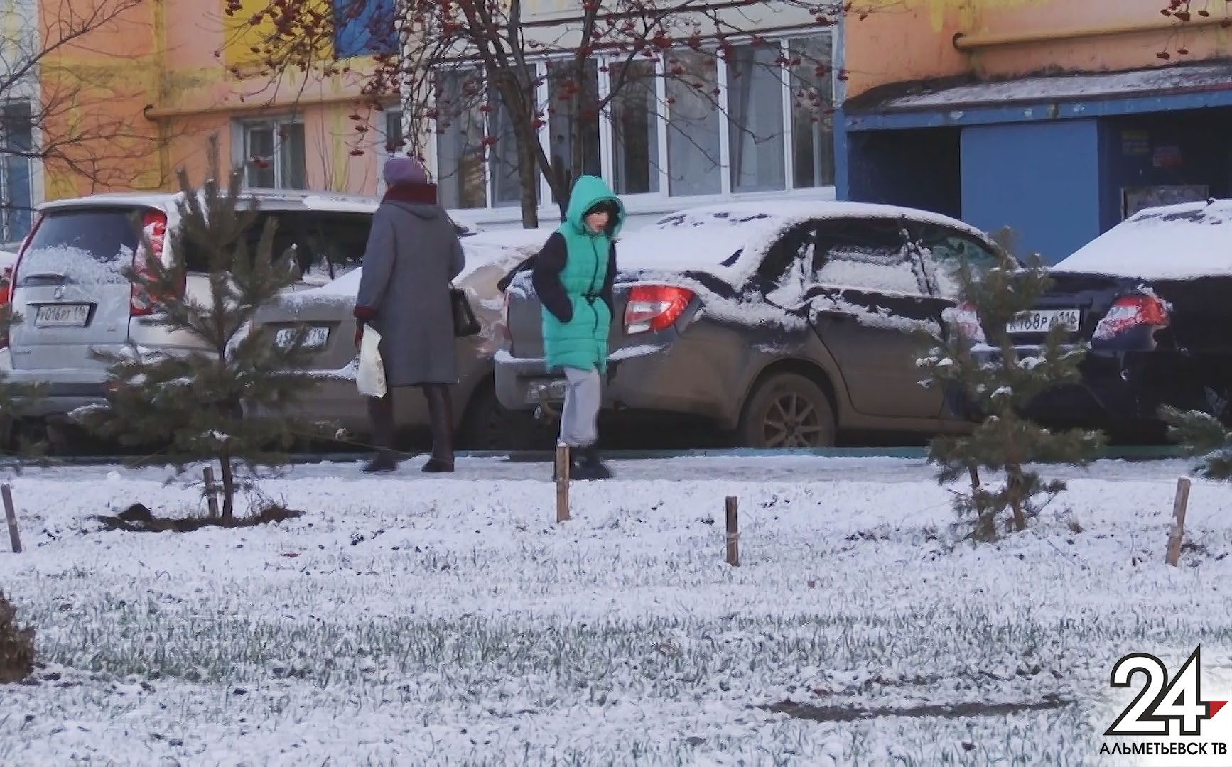 За первый снежный день дорожники внесли на улицы в Альметьевске 38 тонн реагента