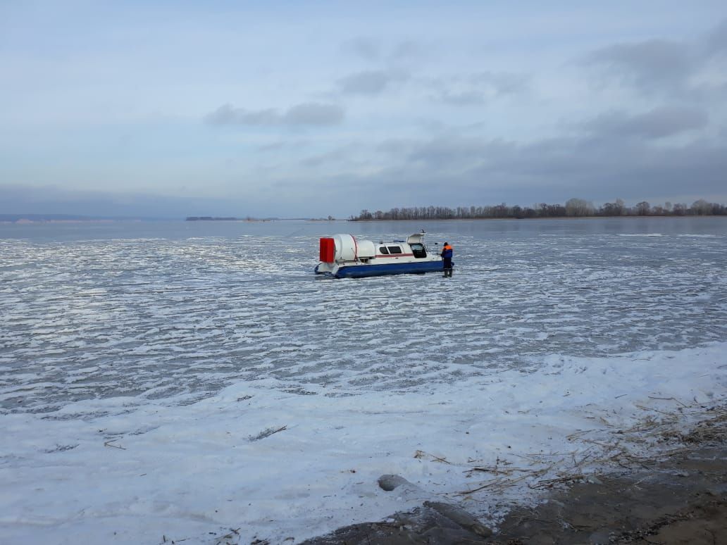 Спасен и оштрафован: в Татарстане МЧС вызволило из беды рыболова, уплывшего на льдине по Волге