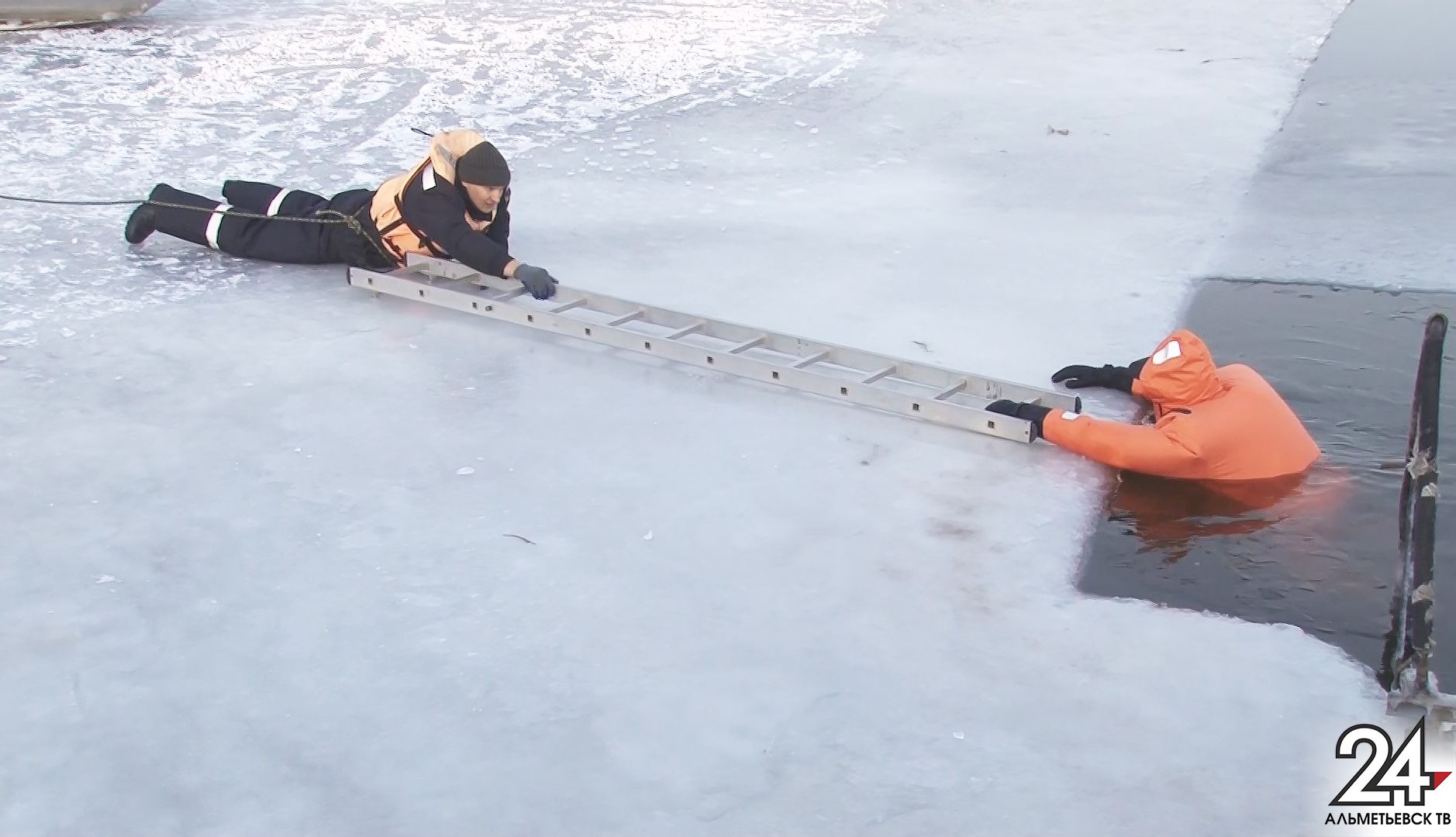 Для детей в Альметьевске провели учения по спасению провалившегося под лёд человека