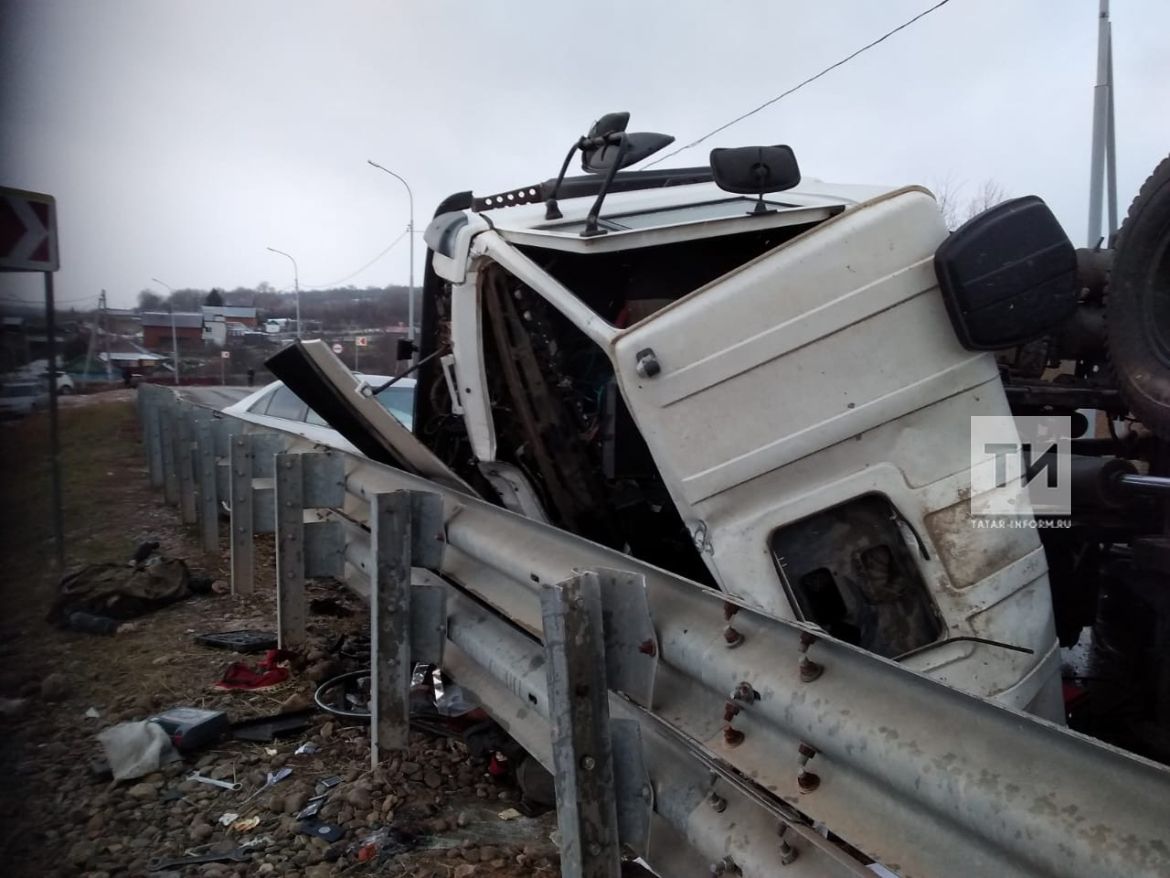 В ДТП с самосвалом и легковушкой в Татарстане один человек погиб, двое пострадали