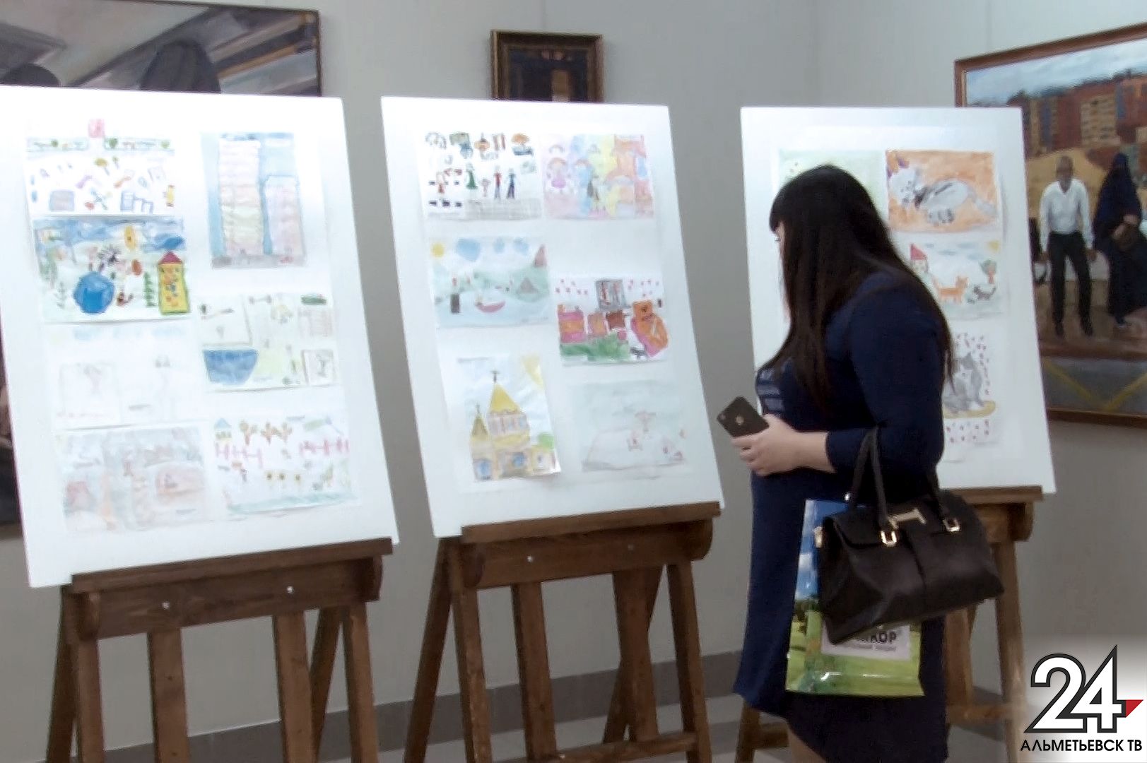 Необычная выставка: в Альметьевской картинной галерее представили экспозицию детских рисунков