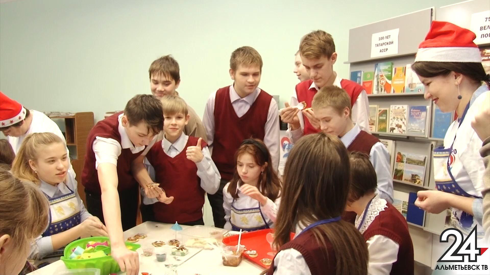 В Альметьевске детей из коррекционной школы учили вязанию и кулинарии