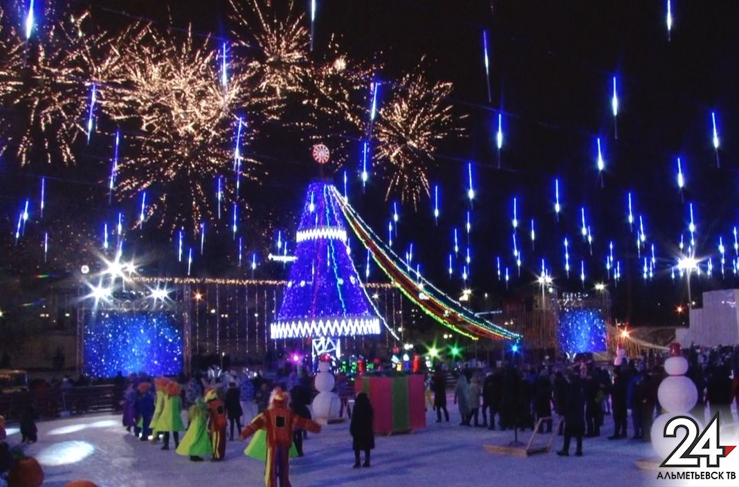 Сегодня в Альметьевске откроются новогодний городок и центральная ёлка