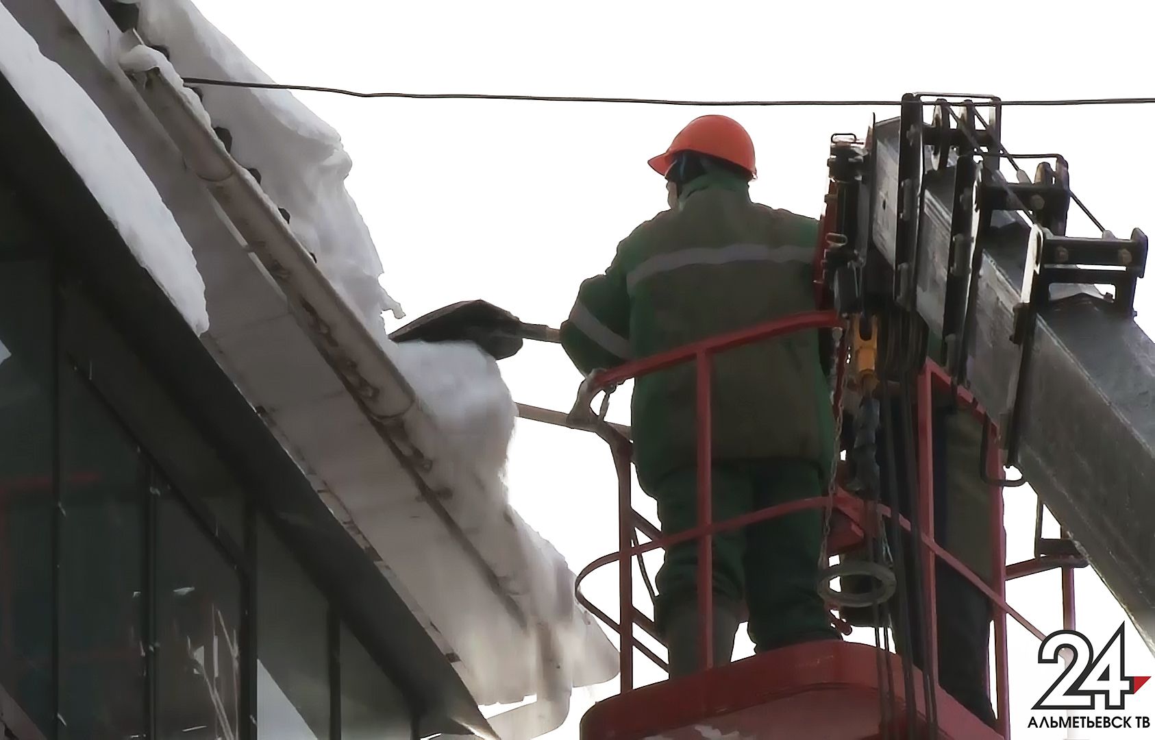 Более 300 жилых домов очистили от снега и сосулек в Альметьевске