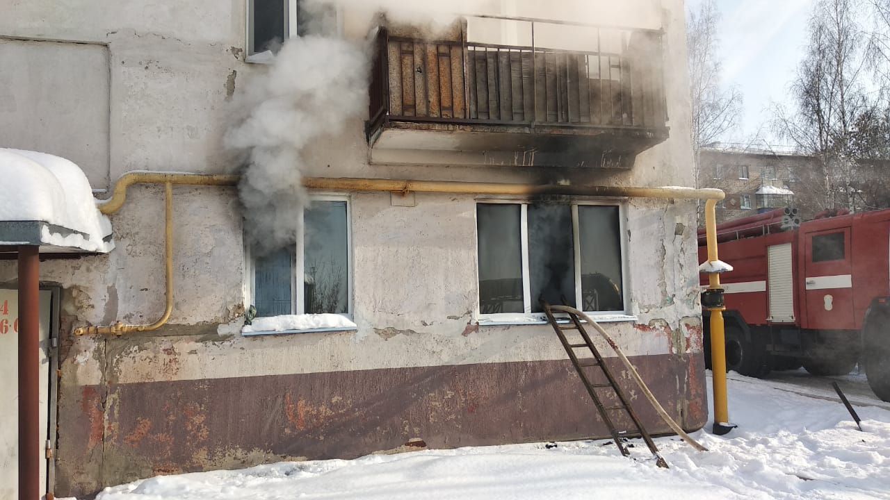 В Татарстане сотрудники МЧС спасли людей из горящего дома