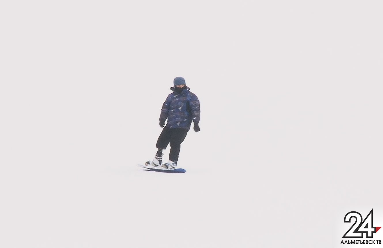 В Альметьевске спортсмен-любитель с протезом ноги покоряет горнолыжные склоны