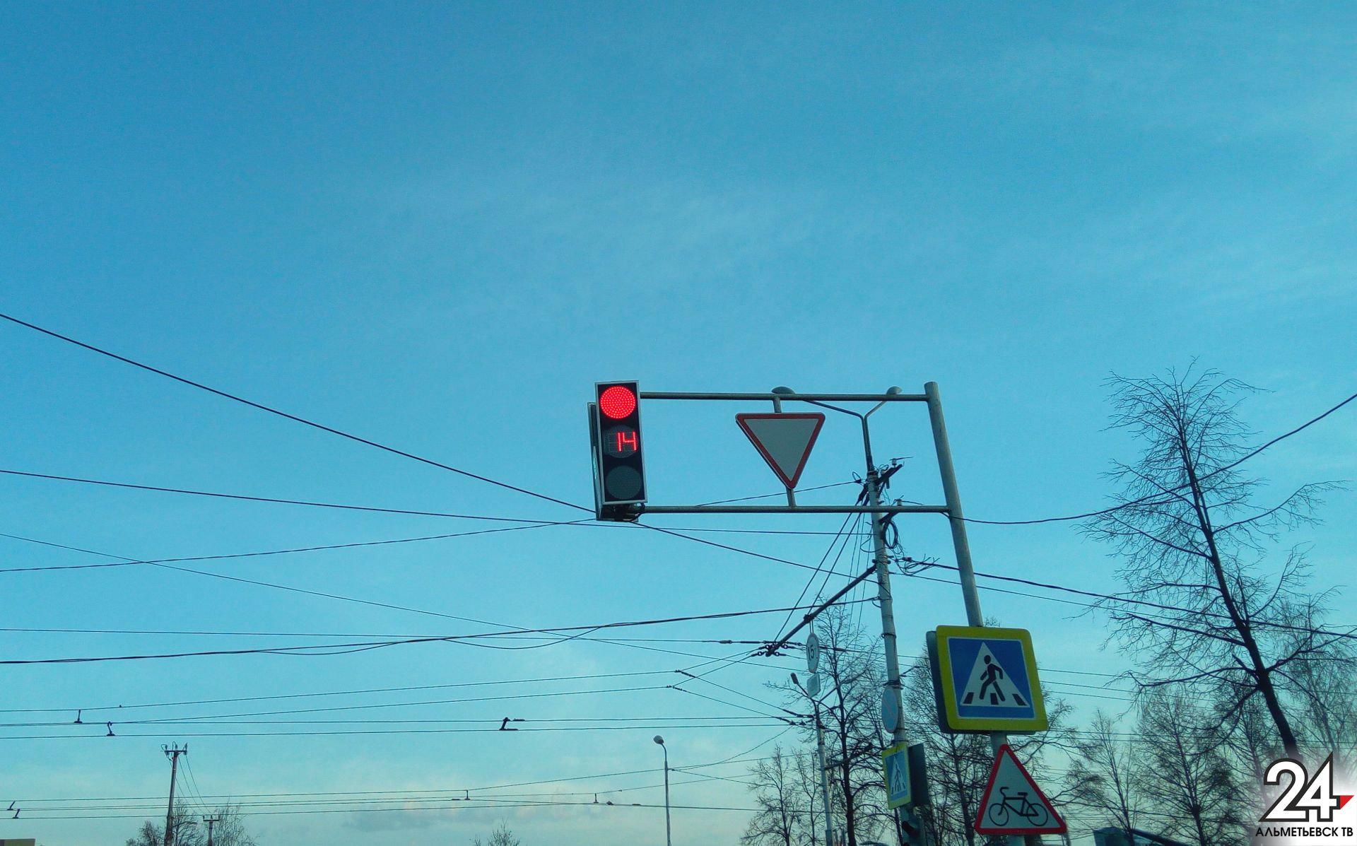 Альметьевцев предупреждают о временном отключении светофора