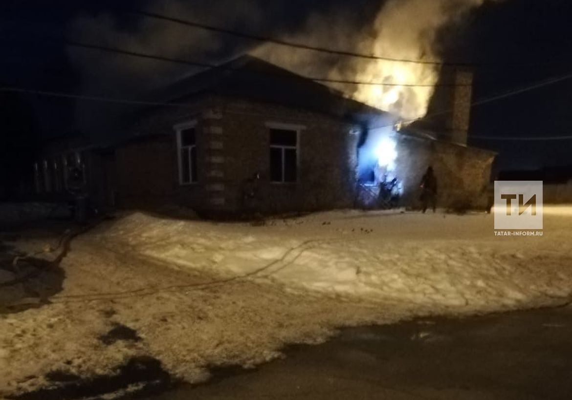 В Альметьевске произошел пожар в здании бывшей церковно-приходской школы