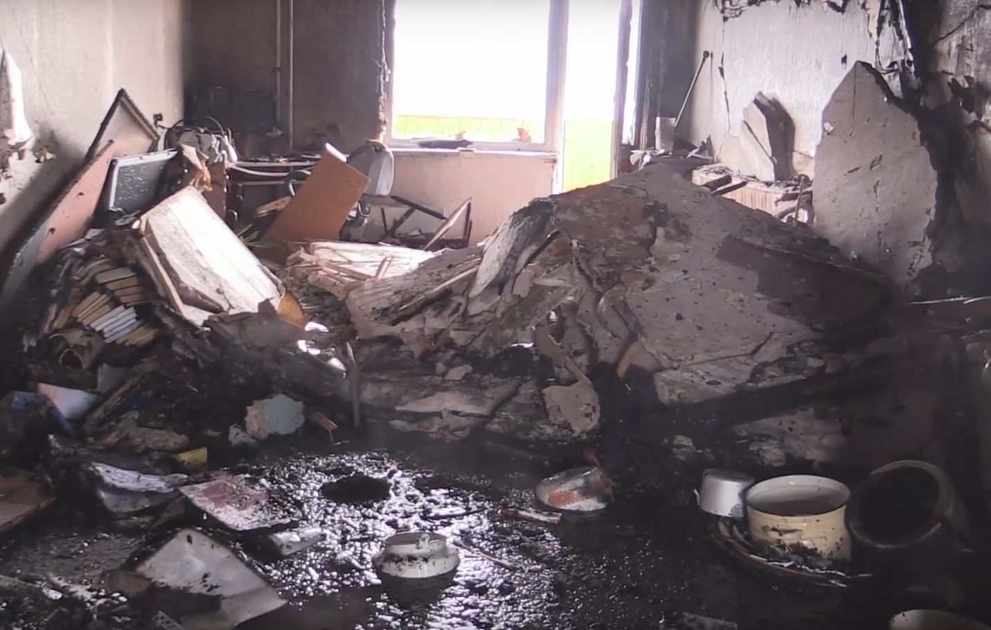 Специалисты устанавливают причины хлопка и пожара в квартире в Татарстане