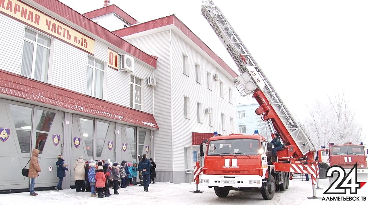 Пожарные спасли пять человек из горящего десятиэтажного дома в Татарстане